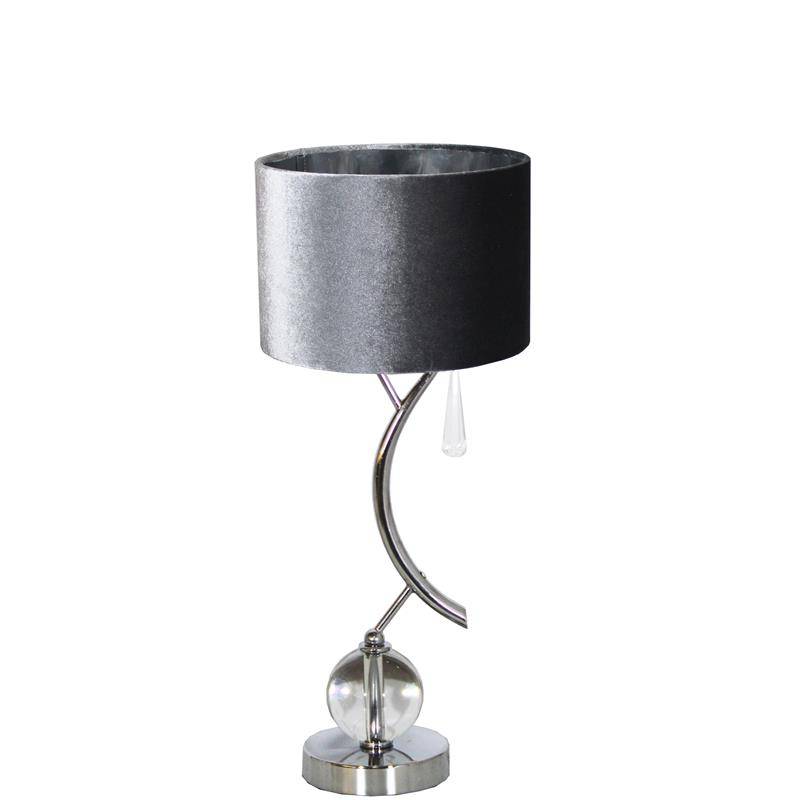 LAMPA STOŁOWA SREBRNA Z KULĄ I ZAWIESZKĄ KRYSZTAŁOWĄ ORAZ  Z ABAŻUREM WELUROWYM W KSZTAŁCIE CYLINDRA W KOLORZE SZARYM ZE SREBRNĄ PODBITKĄ