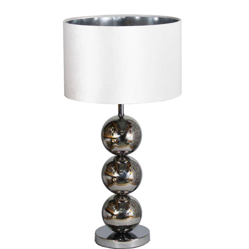 LAMPA STOŁOWA  Z TRZECH CHROMOWYCH KUL CAŁA SREBRNA Z WELUROWYM, CYLINDRYCZNYM ABAŻUREM W KOLORZE BIAŁYM ZE SREBRNĄ PODBITKĄ